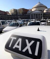 Lascia la borsa in taxi con duemila e 500 euro: la polizia municipale recupera tutto